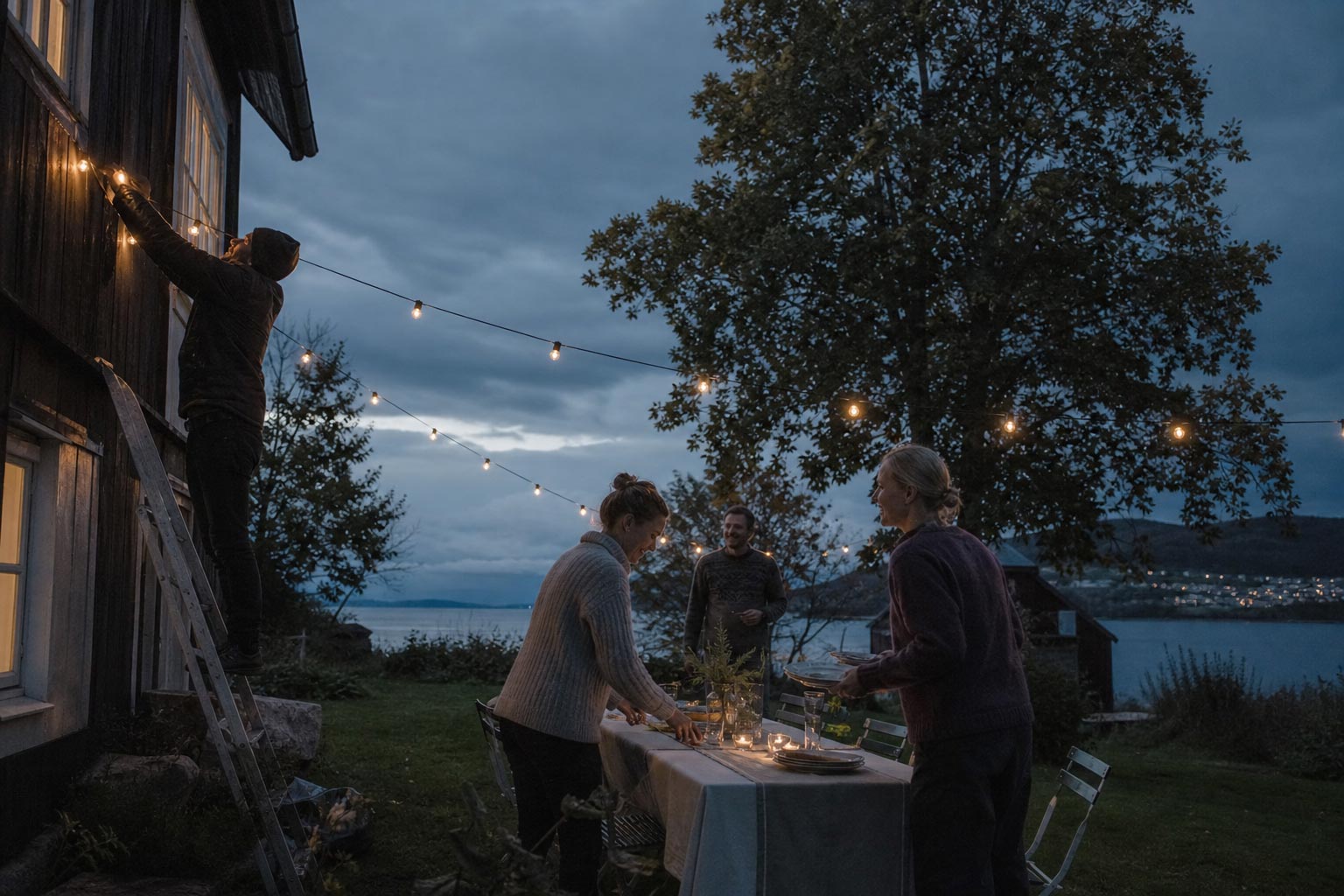 Frivillige gjør klart til en lokal samling en sommerkveld